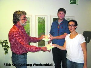 Wolfgang Weh (li.) übergibt das Geld an Vertreter der Pfadfinder und der Jugendfördergruppe 25401 preview