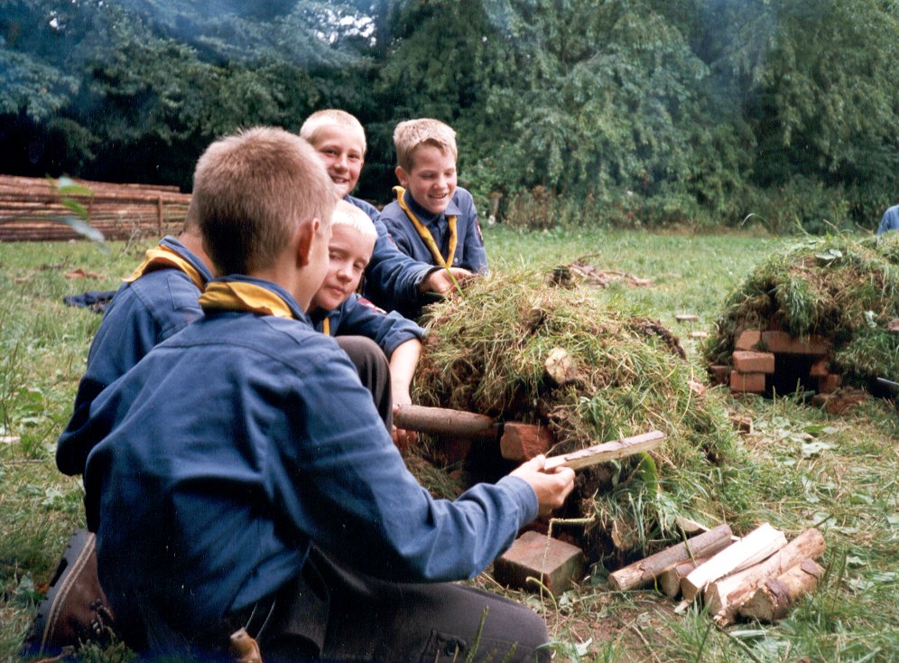 Wölflinge beim Bau eines Steinofens